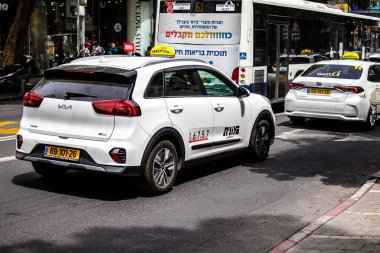 Tel Aviv, İsrail - 07 Mayıs 2022 Coronavirus salgını sırasında Tel Aviv sokaklarında araba sürmek, maske takmak zorunludur.