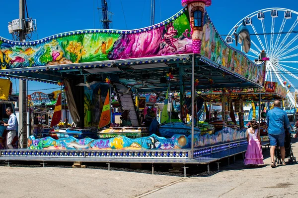 Seville, İspanya - 05 Mayıs 2022 Feria de Sevilla lunaparkı, eğlence ve gezintiler tekrar açıldı.