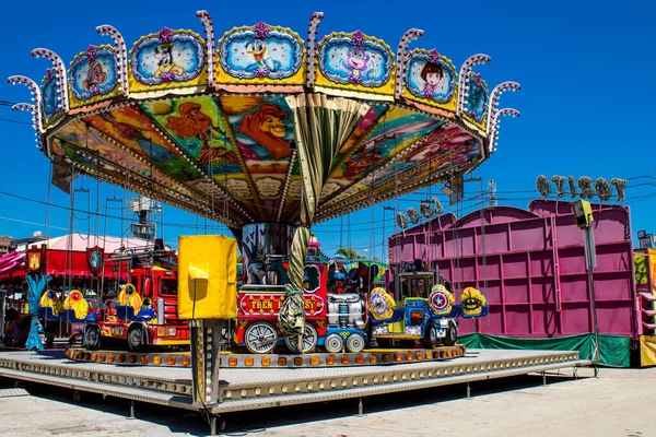 Seville, İspanya - 05 Mayıs 2022 Feria de Sevilla lunaparkı, eğlence ve gezintiler tekrar açıldı.
