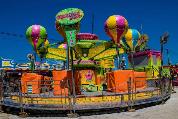 Seville, İspanya - 05 Mayıs 2022 Feria de Sevilla lunaparkı, eğlence ve gezintiler tekrar açıldı.