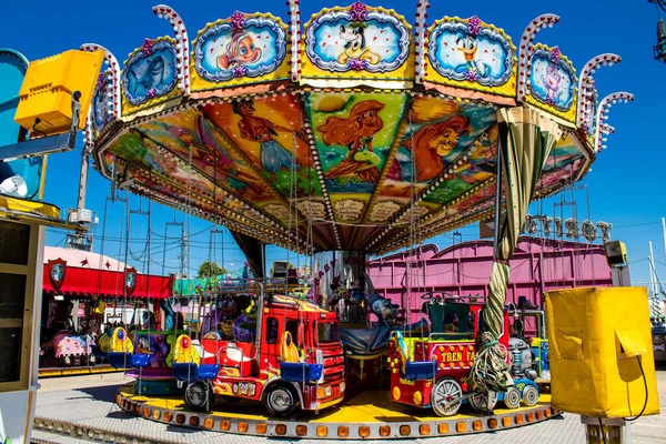 Seville, İspanya - 05 Mayıs 2022 Feria de Sevilla lunaparkı, eğlence ve gezintiler tekrar açıldı.
