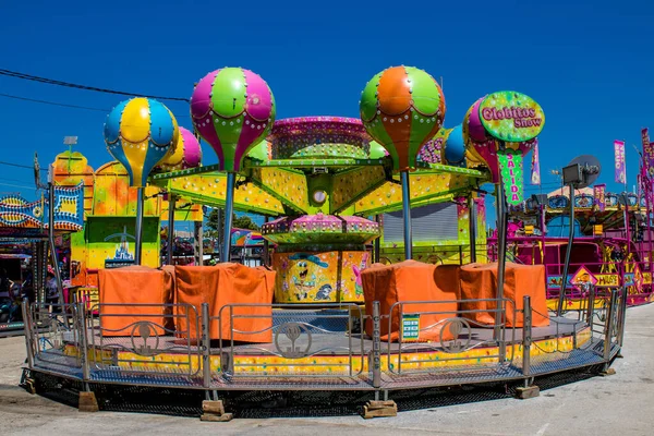 Seville, İspanya - 05 Mayıs 2022 Feria de Sevilla lunaparkı, eğlence ve gezintiler tekrar açıldı.