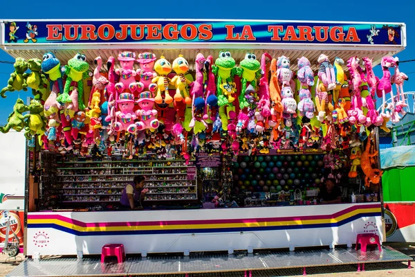 Seville, İspanya - 05 Mayıs 2022 Feria de Sevilla lunaparkı, eğlence ve gezintiler tekrar açıldı.