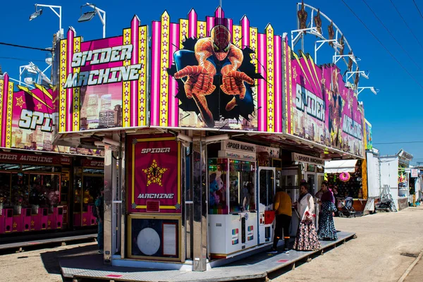 Seville, İspanya - 05 Mayıs 2022 Feria de Sevilla lunaparkı, eğlence ve gezintiler tekrar açıldı.