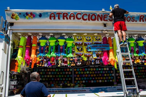 Seville, İspanya - 05 Mayıs 2022 Feria de Sevilla lunaparkı, eğlence ve gezintiler tekrar açıldı.
