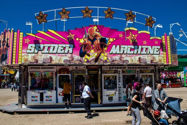 Seville, İspanya - 05 Mayıs 2022 Feria de Sevilla lunaparkı, eğlence ve gezintiler tekrar açıldı.