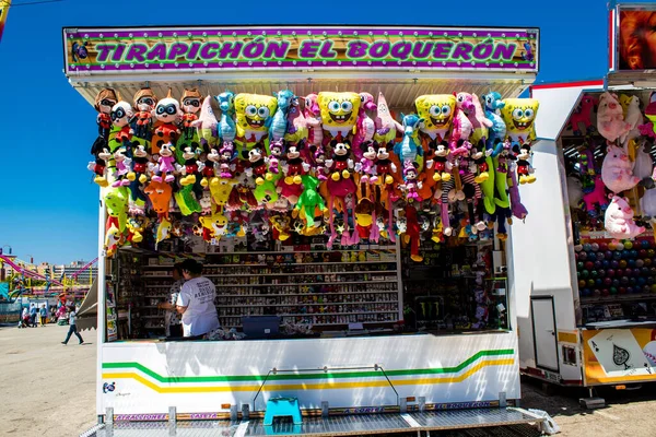 Seville, İspanya - 05 Mayıs 2022 Feria de Sevilla lunaparkı, eğlence ve gezintiler tekrar açıldı.