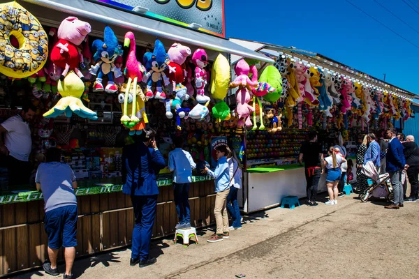 Seville, İspanya - 05 Mayıs 2022 Feria de Sevilla lunaparkı, eğlence ve gezintiler tekrar açıldı.