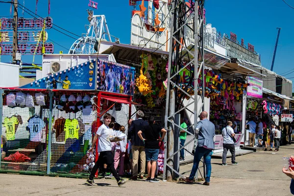Seville, İspanya - 05 Mayıs 2022 Feria de Sevilla lunaparkı, eğlence ve gezintiler tekrar açıldı.