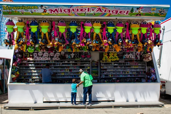 Seville, İspanya - 05 Mayıs 2022 Feria de Sevilla lunaparkı, eğlence ve gezintiler tekrar açıldı.
