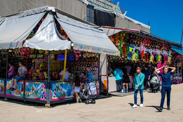 Seville, İspanya - 05 Mayıs 2022 Feria de Sevilla lunaparkı, eğlence ve gezintiler tekrar açıldı.