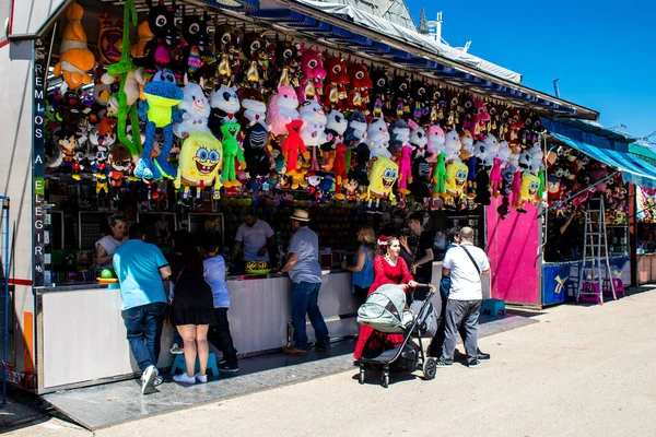 Seville, İspanya - 05 Mayıs 2022 Feria de Sevilla lunaparkı, eğlence ve gezintiler tekrar açıldı.