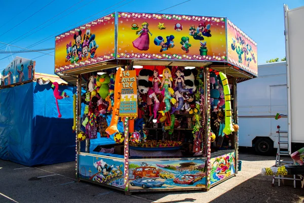 Seville, İspanya - 05 Mayıs 2022 Feria de Sevilla lunaparkı, eğlence ve gezintiler tekrar açıldı.