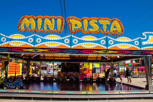 Seville, İspanya - 05 Mayıs 2022 Feria de Sevilla lunaparkı, eğlence ve gezintiler tekrar açıldı.