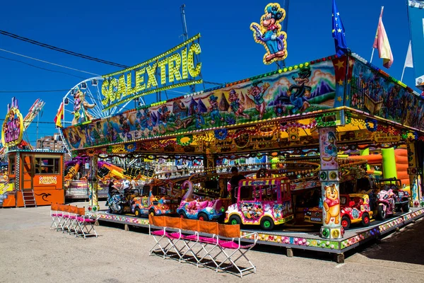 Seville, İspanya - 05 Mayıs 2022 Feria de Sevilla lunaparkı, eğlence ve gezintiler tekrar açıldı.