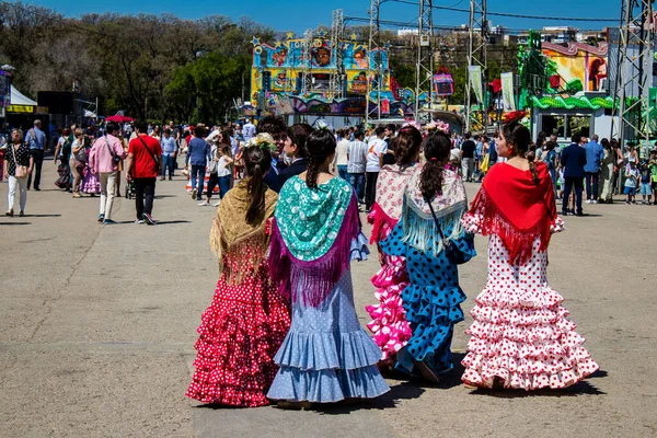 Seville, İspanya - 05 Mayıs 2022 Feria de Sevilla lunaparkı, eğlence ve gezintiler tekrar açıldı.