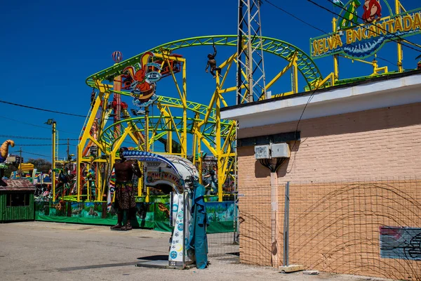 Seville, İspanya - 05 Mayıs 2022 Feria de Sevilla lunaparkı, eğlence ve gezintiler tekrar açıldı.