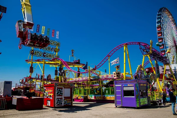 Seville, İspanya - 05 Mayıs 2022 Feria de Sevilla lunaparkı, eğlence ve gezintiler tekrar açıldı.
