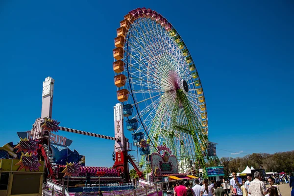 Seville, İspanya - 05 Mayıs 2022 Feria de Sevilla lunaparkı, eğlence ve gezintiler tekrar açıldı.