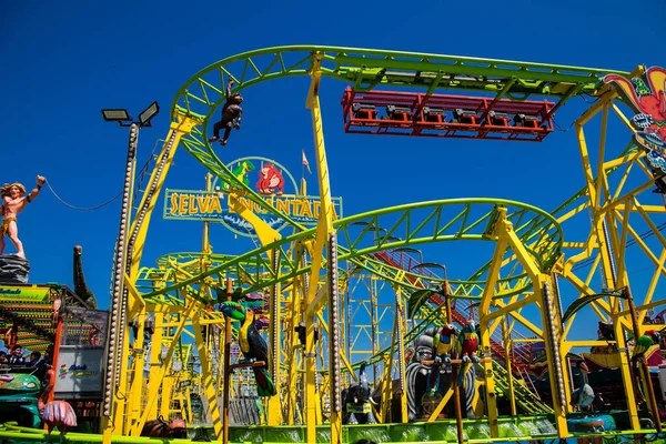 Seville, İspanya - 05 Mayıs 2022 Feria de Sevilla lunaparkı, eğlence ve gezintiler tekrar açıldı.