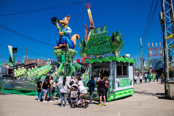 Seville, İspanya - 05 Mayıs 2022 Feria de Sevilla lunaparkı, eğlence ve gezintiler tekrar açıldı.