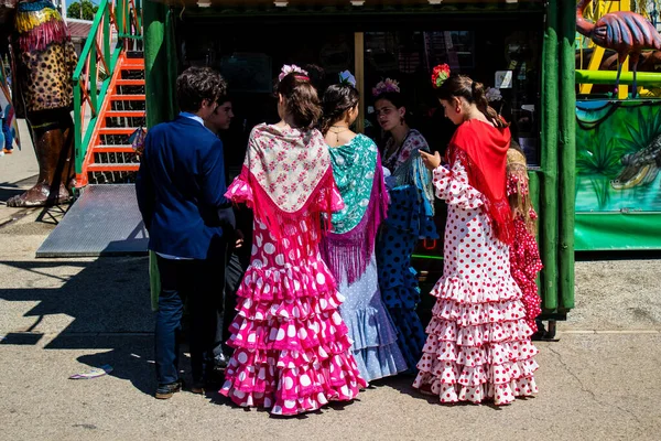 Seville, İspanya - 05 Mayıs 2022 Feria de Sevilla lunaparkı, eğlence ve gezintiler tekrar açıldı.