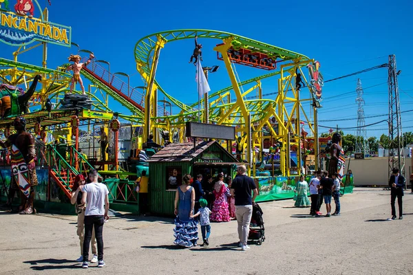 Seville, İspanya - 05 Mayıs 2022 Feria de Sevilla lunaparkı, eğlence ve gezintiler tekrar açıldı.