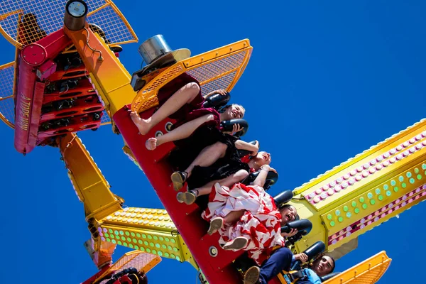 Seville, İspanya - 05 Mayıs 2022 Feria de Sevilla lunaparkı, eğlence ve gezintiler tekrar açıldı.