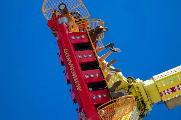 Seville, İspanya - 05 Mayıs 2022 Feria de Sevilla lunaparkı, eğlence ve gezintiler tekrar açıldı.