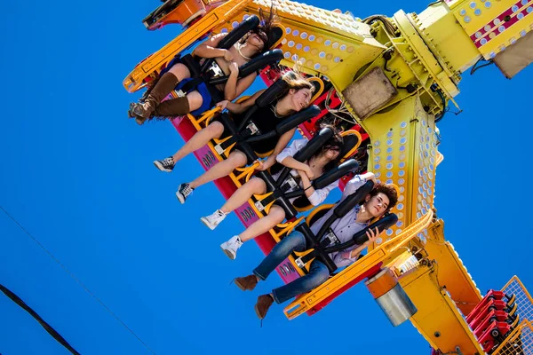 Seville, İspanya - 05 Mayıs 2022 Feria de Sevilla lunaparkı, eğlence ve gezintiler tekrar açıldı.