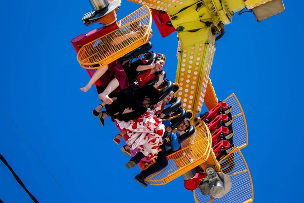 Seville, İspanya - 05 Mayıs 2022 Feria de Sevilla lunaparkı, eğlence ve gezintiler tekrar açıldı.