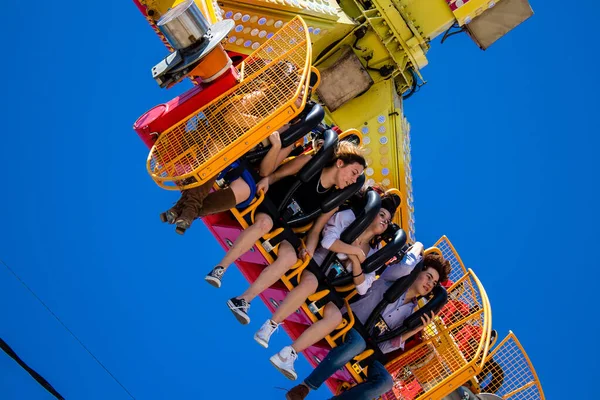 Seville, İspanya - 05 Mayıs 2022 Feria de Sevilla lunaparkı, eğlence ve gezintiler tekrar açıldı.