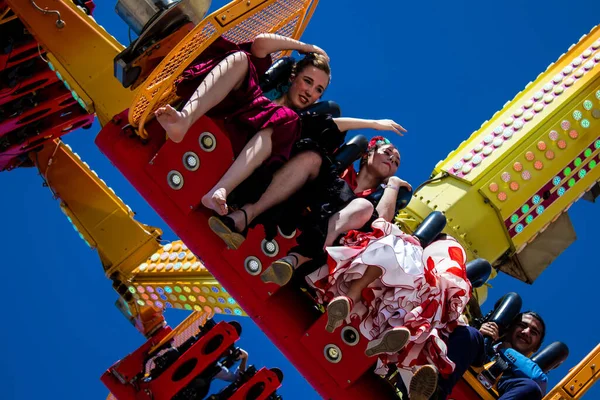 Seville, İspanya - 05 Mayıs 2022 Feria de Sevilla lunaparkı, eğlence ve gezintiler tekrar açıldı.
