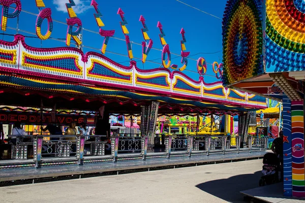 Seville, İspanya - 05 Mayıs 2022 Feria de Sevilla lunaparkı, eğlence ve gezintiler tekrar açıldı.