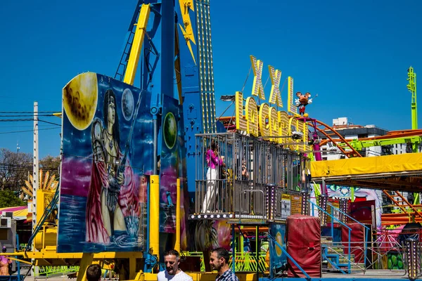 Seville, İspanya - 05 Mayıs 2022 Feria de Sevilla lunaparkı, eğlence ve gezintiler tekrar açıldı.