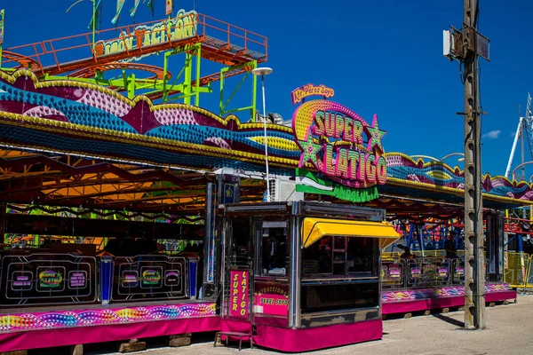 Seville, İspanya - 05 Mayıs 2022 Feria de Sevilla lunaparkı, eğlence ve gezintiler tekrar açıldı.