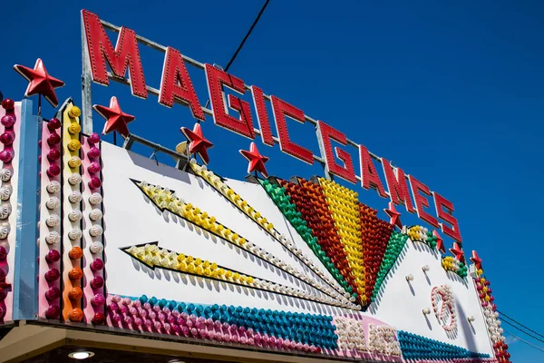 Seville, İspanya - 05 Mayıs 2022 Feria de Sevilla lunaparkı, eğlence ve gezintiler tekrar açıldı.