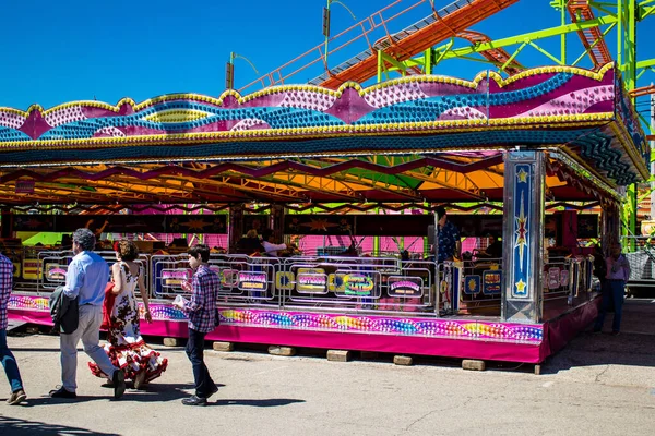 Seville, İspanya - 05 Mayıs 2022 Feria de Sevilla lunaparkı, eğlence ve gezintiler tekrar açıldı.