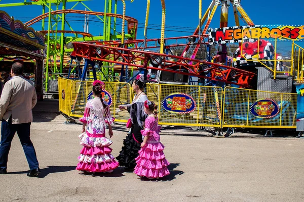Seville, İspanya - 05 Mayıs 2022 Feria de Sevilla lunaparkı, eğlence ve gezintiler tekrar açıldı.