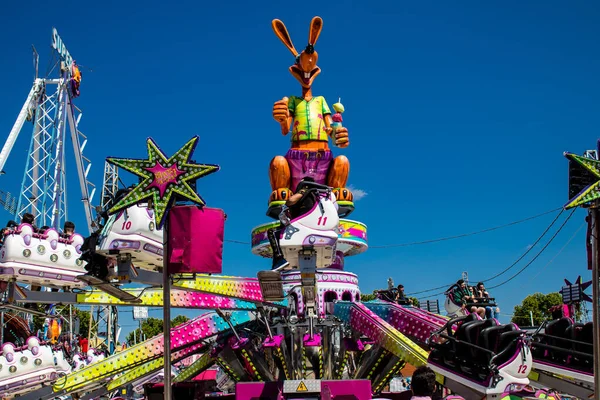 Seville, İspanya - 05 Mayıs 2022 Feria de Sevilla lunaparkı, eğlence ve gezintiler tekrar açıldı.