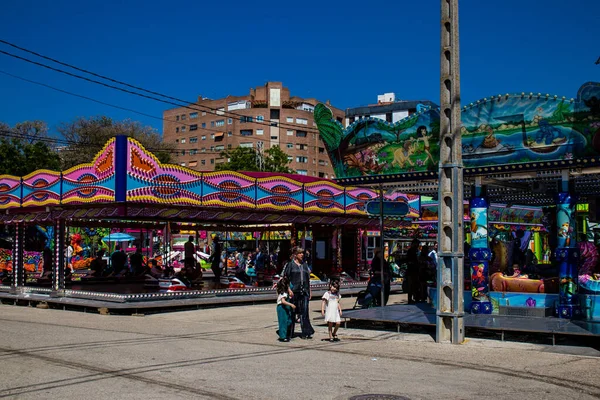 Seville, İspanya - 05 Mayıs 2022 Feria de Sevilla lunaparkı, eğlence ve gezintiler tekrar açıldı.