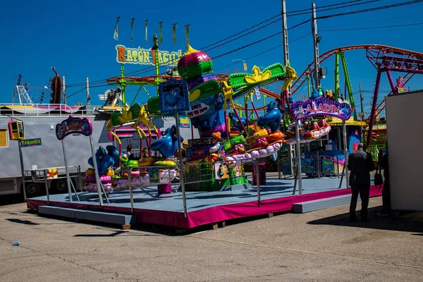 Seville, İspanya - 05 Mayıs 2022 Feria de Sevilla lunaparkı, eğlence ve gezintiler tekrar açıldı.