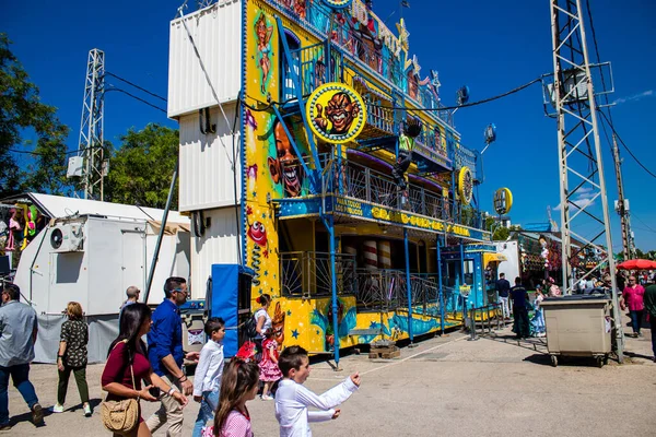 Seville, İspanya - 05 Mayıs 2022 Feria de Sevilla lunaparkı, eğlence ve gezintiler tekrar açıldı.