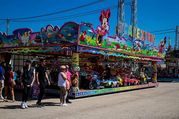 Seville, İspanya - 05 Mayıs 2022 Feria de Sevilla lunaparkı, eğlence ve gezintiler tekrar açıldı.