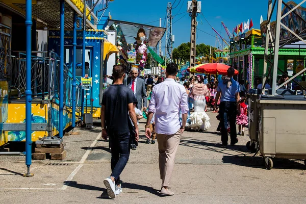Seville, İspanya - 05 Mayıs 2022 Feria de Sevilla lunaparkı, eğlence ve gezintiler tekrar açıldı.
