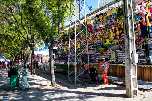 Seville, İspanya - 05 Mayıs 2022 Feria de Sevilla lunaparkı, eğlence ve gezintiler tekrar açıldı.