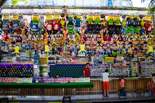 Seville, İspanya - 05 Mayıs 2022 Feria de Sevilla lunaparkı, eğlence ve gezintiler tekrar açıldı.