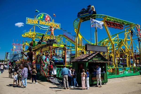 Seville, İspanya - 05 Mayıs 2022 Feria de Sevilla lunaparkı, eğlence ve gezintiler tekrar açıldı.