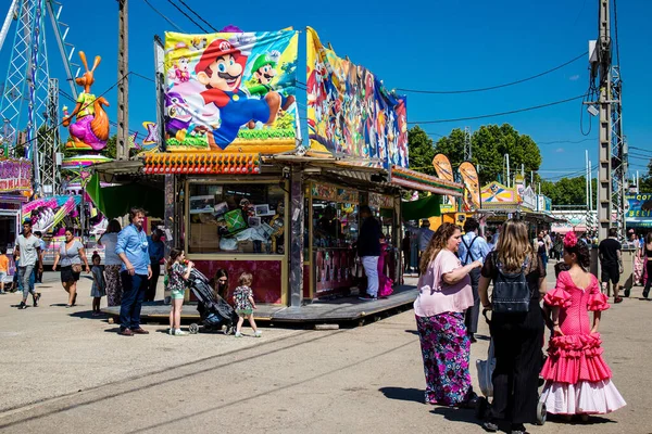 Seville, İspanya - 05 Mayıs 2022 Feria de Sevilla lunaparkı, eğlence ve gezintiler tekrar açıldı.