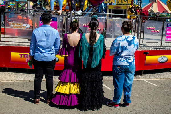 Seville, İspanya - 05 Mayıs 2022 Feria de Sevilla lunaparkı, eğlence ve gezintiler tekrar açıldı.